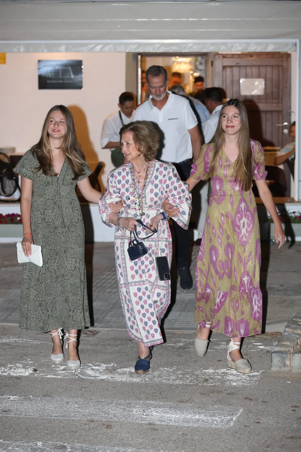 Los reyes y sus hijas cenan con la reina Sofía en un restaurante de Palma