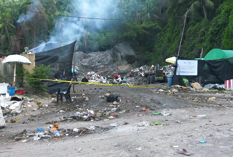 Koh Phangan (Thailand), 06/08/2023.- People work at a garbage dump site, where body parts of a Colombian man were found, in Koh Phangan island, Surat Thani province, southern Thailand, 06 August 2023. Thai police arrested Spanish chef Daniel Jeronimo Sancho Bronchalo, 29, accused of killing Colombian surgeon Edwin Arrieta Arteaga and dismembering his body before dumping some parts in a rubbish dump and others, including his head, in the sea, police said. (Tailandia) EFE/EPA/SITTHIPONG CHAROENJAI
 THAILAND CRIME