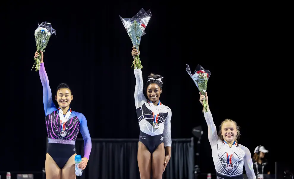 Hoffman Estates (United States), 05/08/2023.- First place Simone Biles (C) reacts with second place Leanne Wong (L) and third place Joscelyn Roberson (R) celebrate during the awards ceremony after the Core Hydration Classic at the NOW Arena in Hoffman Estates, Illinois, USA, 05 August 2023. Biles returned to competition after a two-year break after the Tokyo Olympics. (Tokio) EFE/EPA/ALEX WROBLEWSKI
 USA ARTISTIC GYMNASTICS