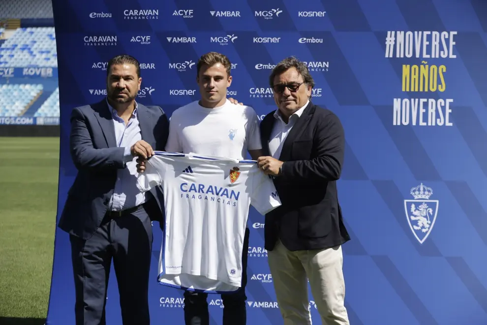 Presentación de Germán Valera, nuevo jugador del Real Zaragoza, junto con Juan Carlos Cordero y Raúl Sanllehí