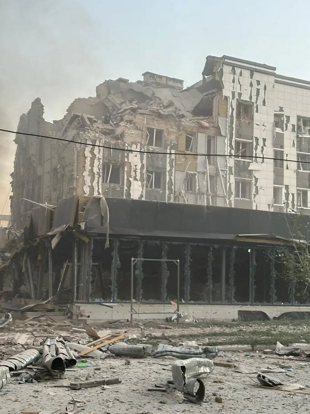 Pokrovsk (Ukraine), 07/08/2023.- A man carries an injured Ukrainian woman after an explosion of a second rocket in the city of Pokrovsk, Donetsk area, Ukraine, 07 August 2023, amid the Russian invasion. At least five people died and 31 were injured after two rockets hit a residential building and a hotel downtown, according to a National Police report. Russian troops entered Ukrainian territory in February 2022, starting a conflict that has provoked destruction and a humanitarian crisis. (Rusia, Ucrania) EFE/EPA/STANISLAV KRUPAR
 UKRAINE RUSSIA CONFLICT