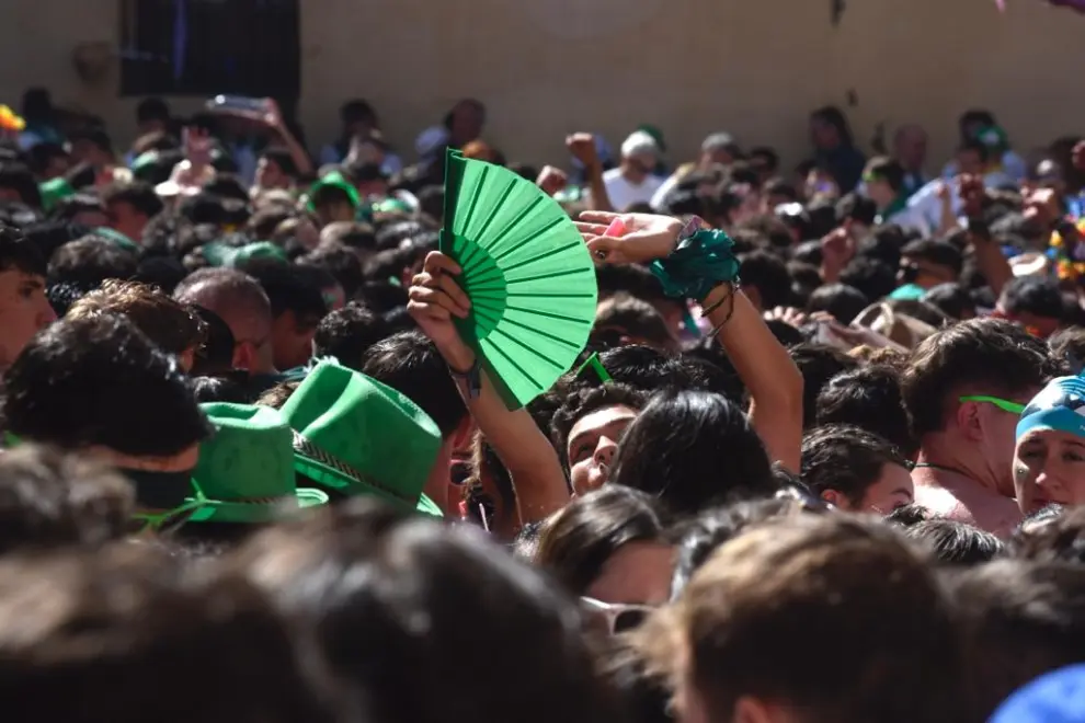El pastelero oscense Raúl Bernal ha encendido el cohete de las Fiestas de San Lorenzo 2023 de Huesca ante una plaza de la Catedral desbordada de público.