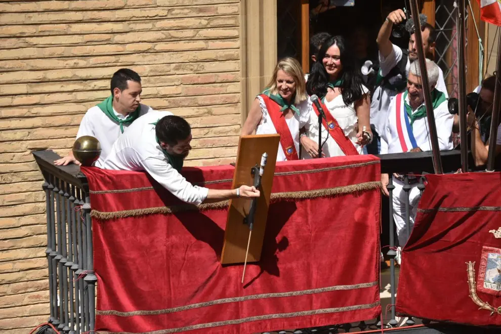 El pastelero oscense Raúl Bernal ha encendido el cohete de las Fiestas de San Lorenzo 2023 de Huesca ante una plaza de la Catedral desbordada de público.
