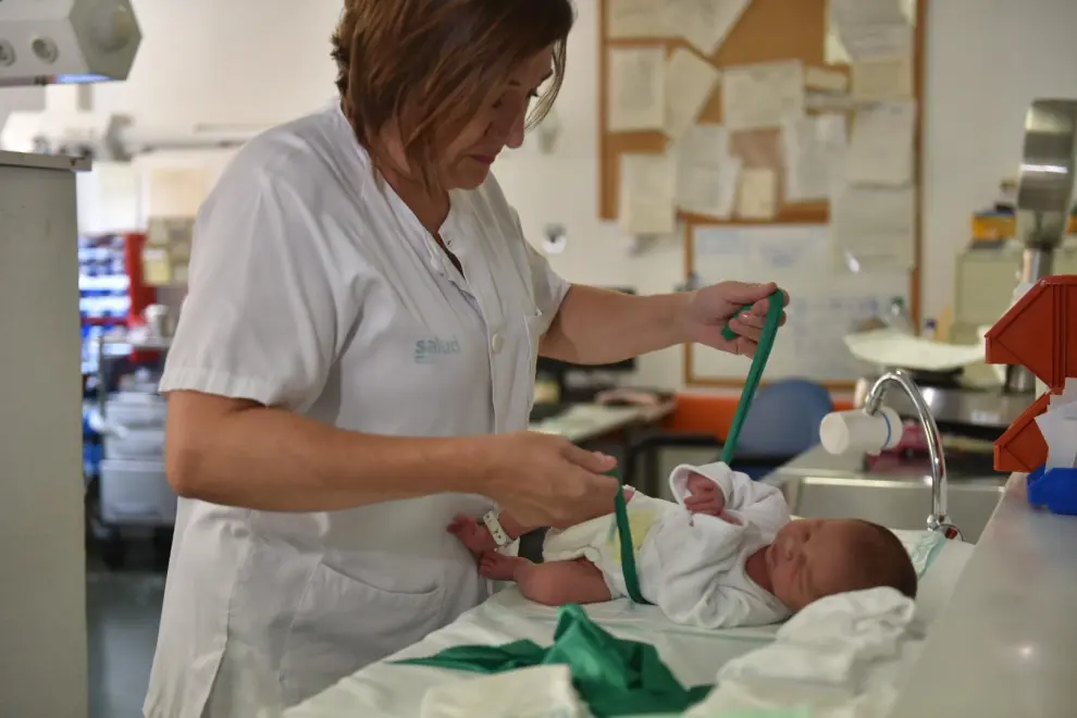 Los niños nacidos en San Lorenzo 2023 de la peña del Chupetín y el personal del Hospital San Jorge que los ha atendido.