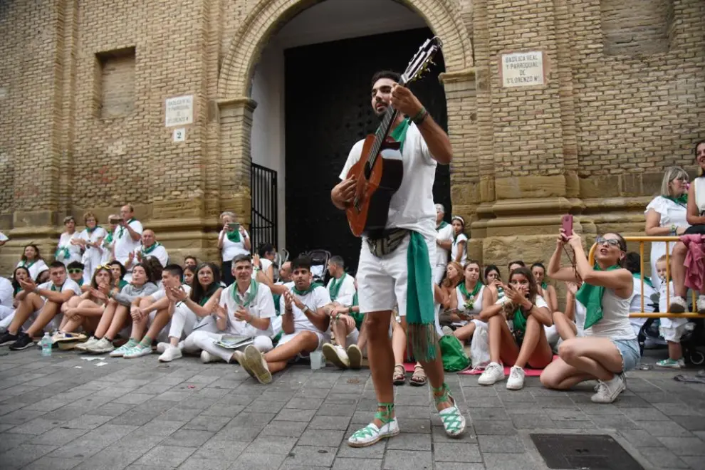 Cientos de oscenses han arropado a los cuatro nuevos danzantes de Huesca, dos de ellos mujeres.