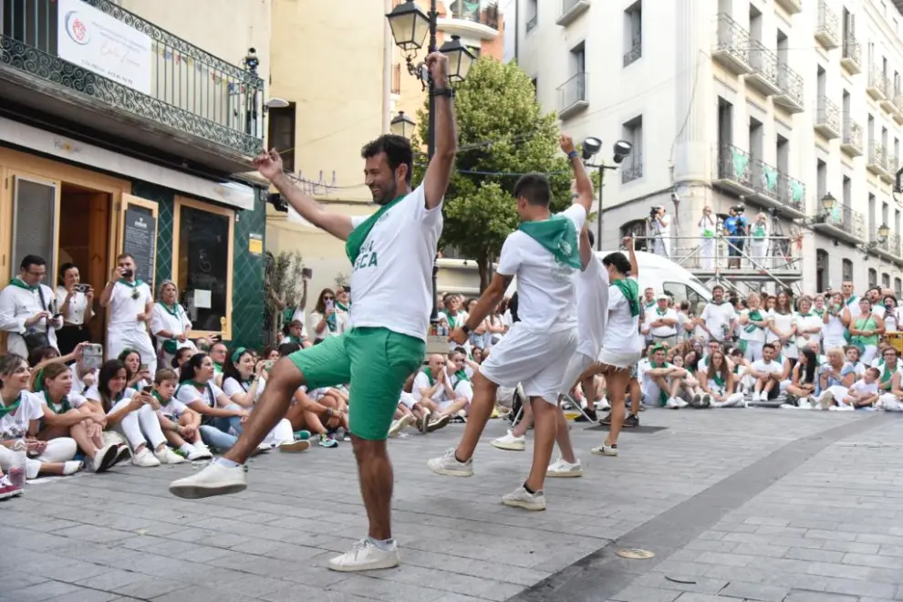 Cientos de oscenses han arropado a los cuatro nuevos danzantes de Huesca, dos de ellos mujeres.
