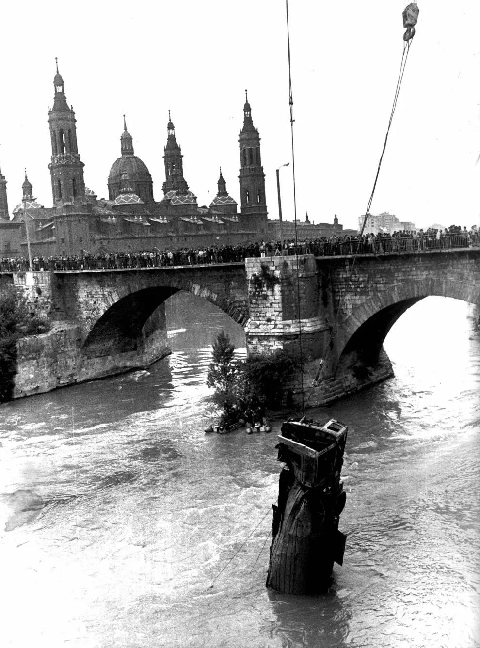 Imagen de la extracción del autobús que se precipitó al río Ebro en 1971.