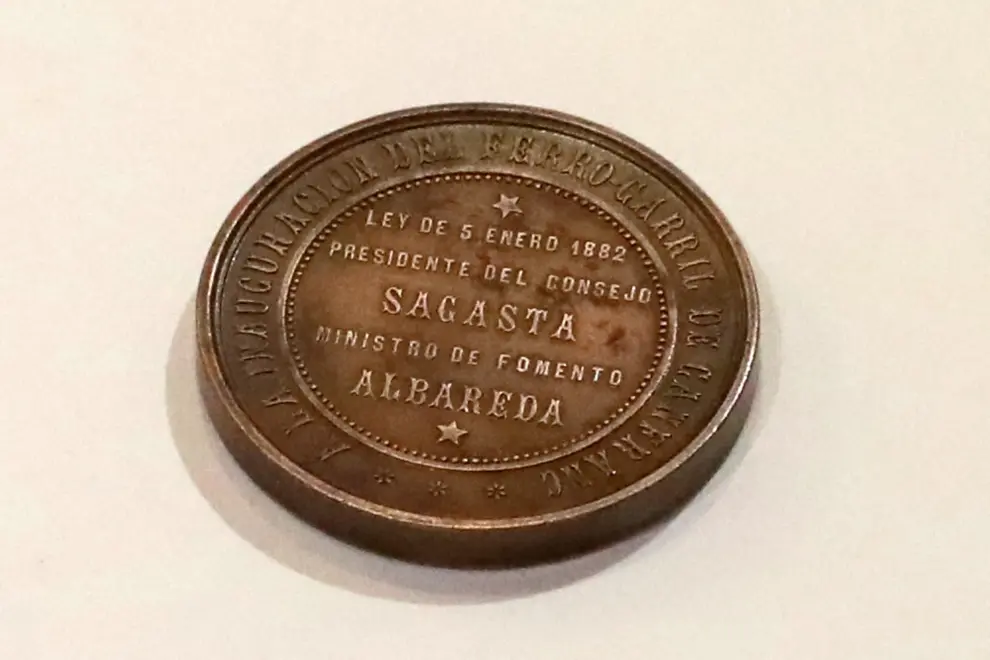 Medalla de bronce que se acuñó sobre la ceremonia de la colocación de la primera piedra de las obras del ferrocarril del Canfranc en 1882