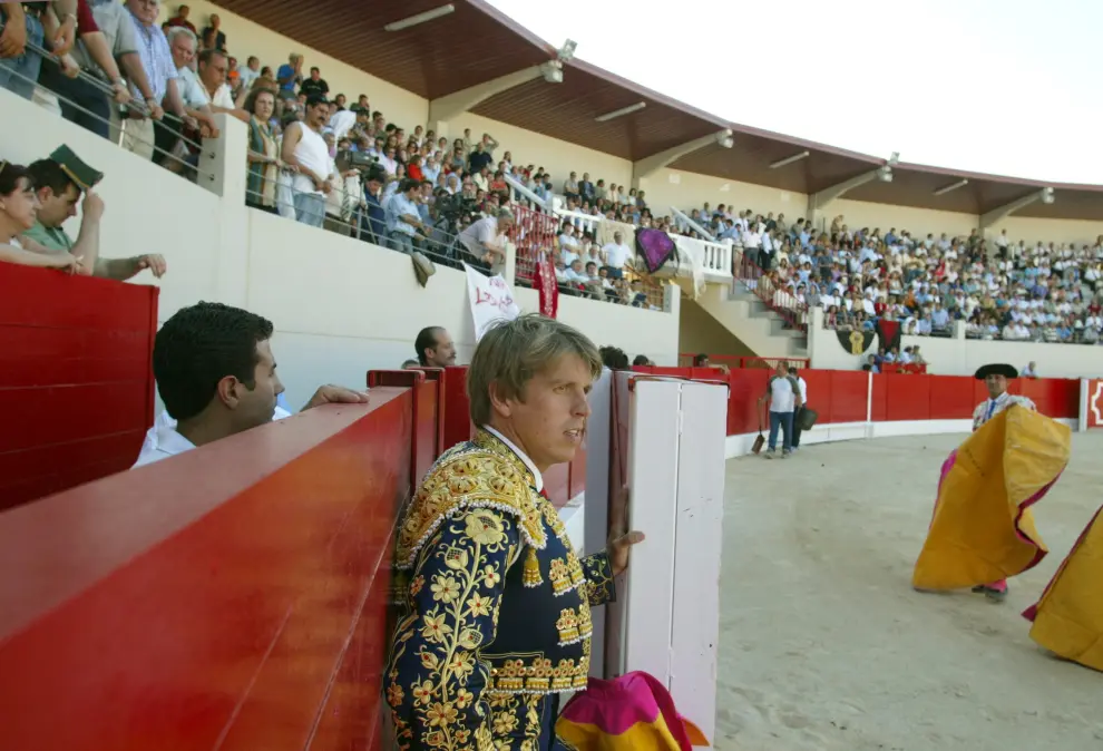 El Cordobés en la inauguración de la plaza de toros de La Muela el 13 de junio de 2002.