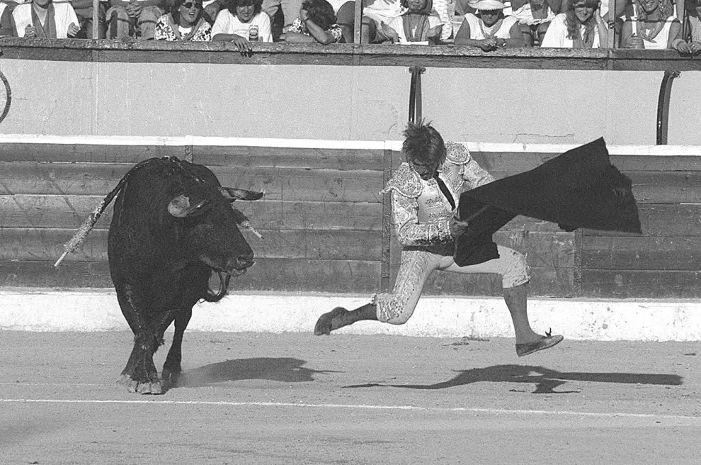 El Cordobés ejecuta el salto de la rana durante una corrida en la Feria de San Lorenzo en Huesca el 14 de agosto de 1996.