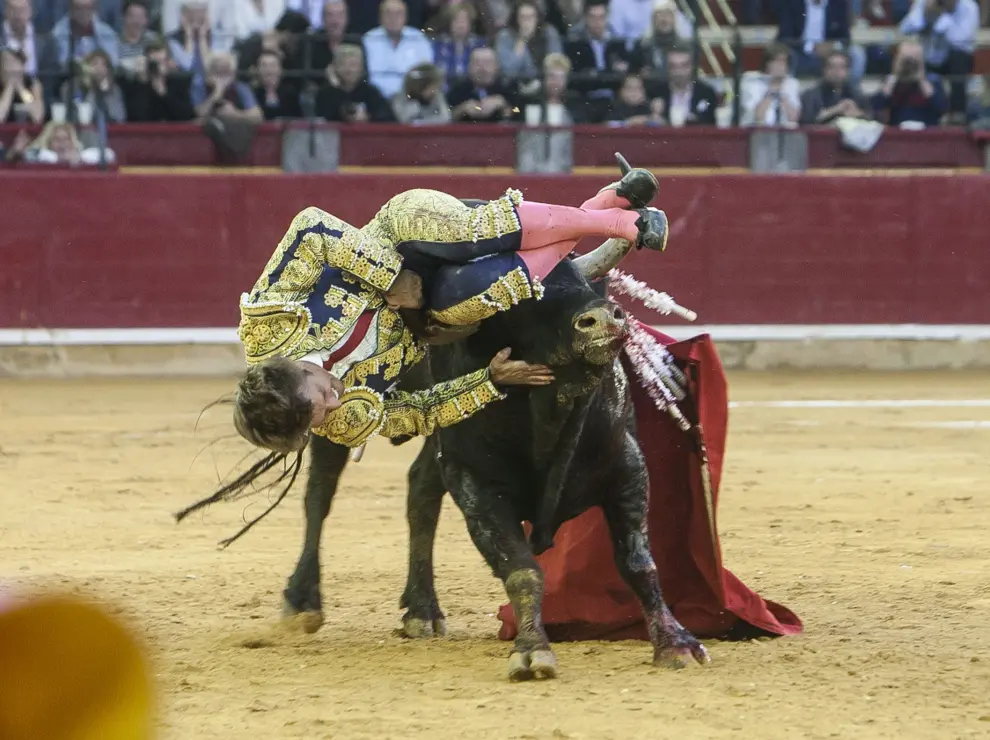 El Cordobés cogido en el primer toro y el cuarto durante la tarde del 12 de octubre de 2013 en Zaragoza.