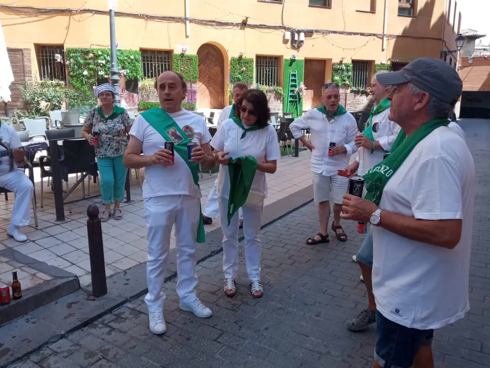 Un grupo de amigos festeja cada 14 de agosto la fecha del enlace entre Miguel Ángel Giménez y Esther Botaya emulando a los Danzantes de Huesca "con cariño y respeto".