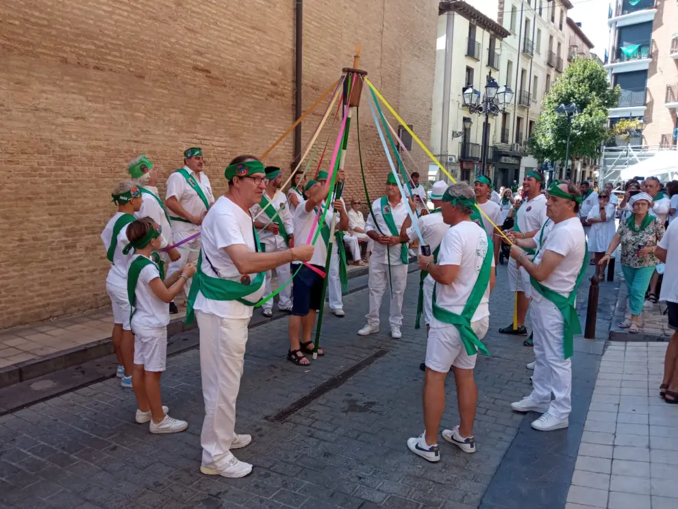Un grupo de amigos festeja cada 14 de agosto la fecha del enlace entre Miguel Ángel Giménez y Esther Botaya emulando a los Danzantes de Huesca "con cariño y respeto".