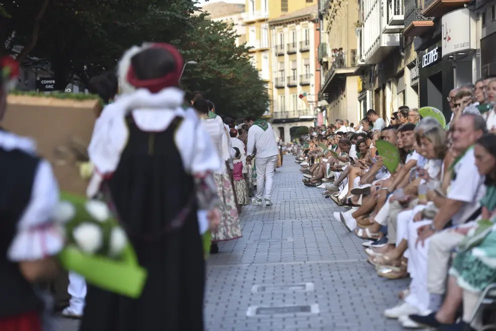 Ofrenda de flores y frutos a San Lorenzo en el último día de las fiestas de Huesca.