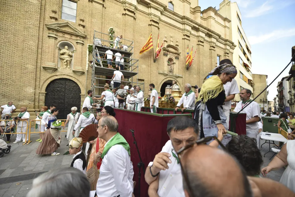 Ofrenda de flores y frutos a San Lorenzo en el último día de las fiestas de Huesca.