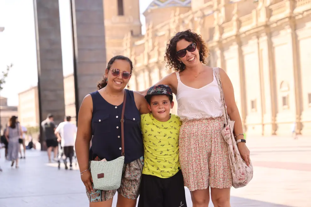 Sara visita Zaragoza con su familia.