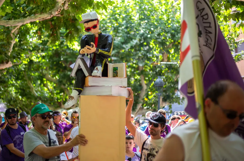 Los peñistas marchan con sus muñecos de capea hacia la plaza de toros de Calatayud