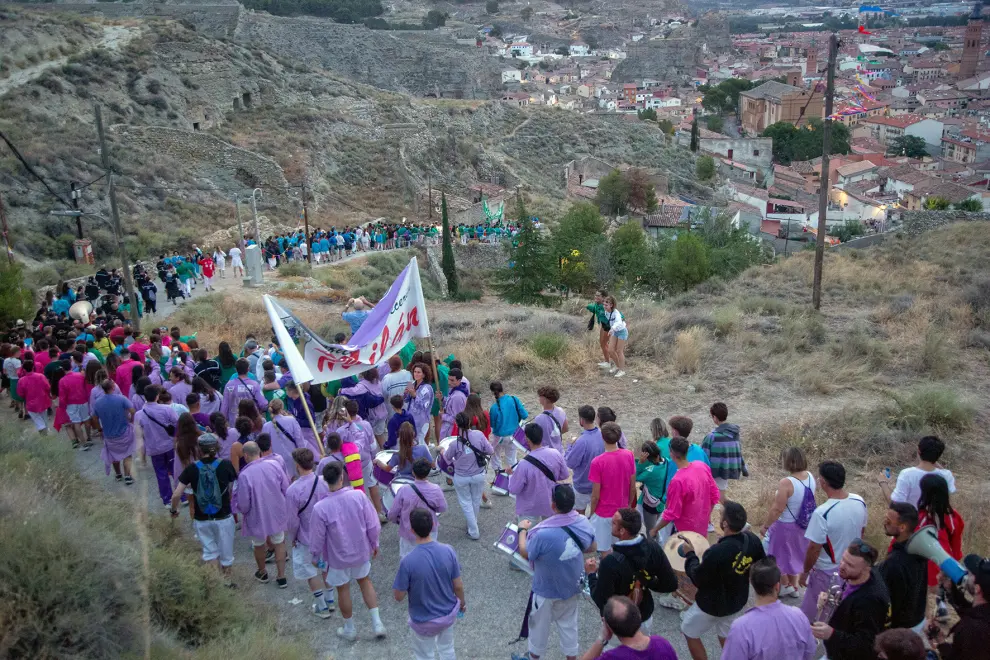 Masiva y colorida romería en Calatayud hasta la ermita de San Roque.