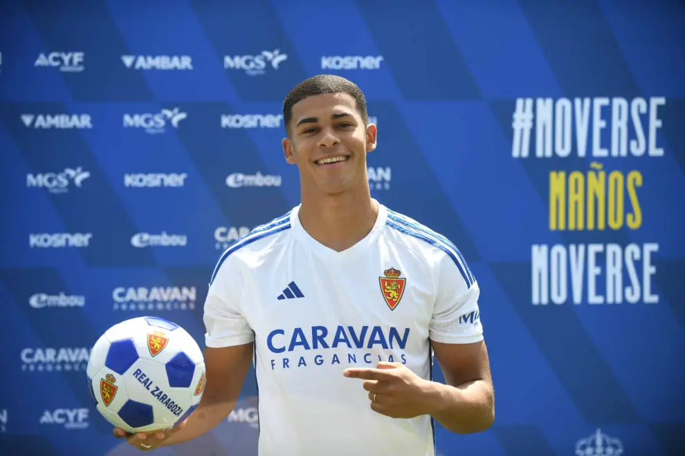 Presentación de Santiago Mouriño, nuevo jugador del Real Zaragoza, en La Romareda