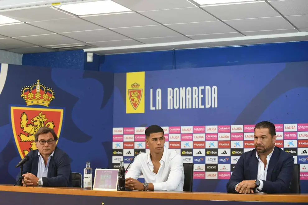 Presentación de Santiago Mouriño, nuevo jugador del Real Zaragoza, en La Romareda, con Juan Carlos Cordero y Raúl Sanllehí