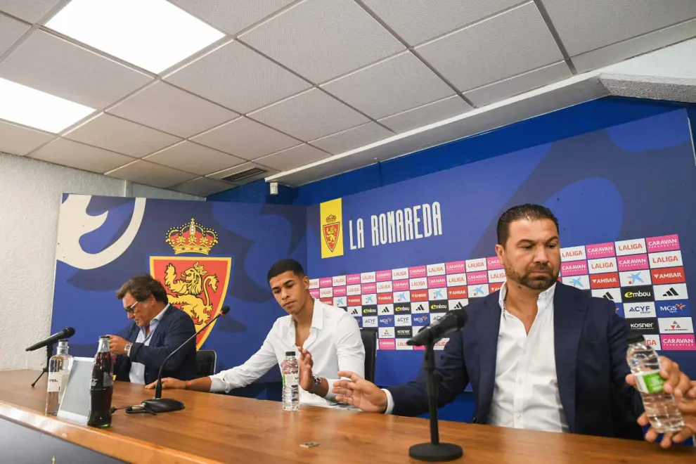 Presentación de Santiago Mouriño, nuevo jugador del Real Zaragoza, junto con Raúl Sanllehí y Juan Carlos Cordero