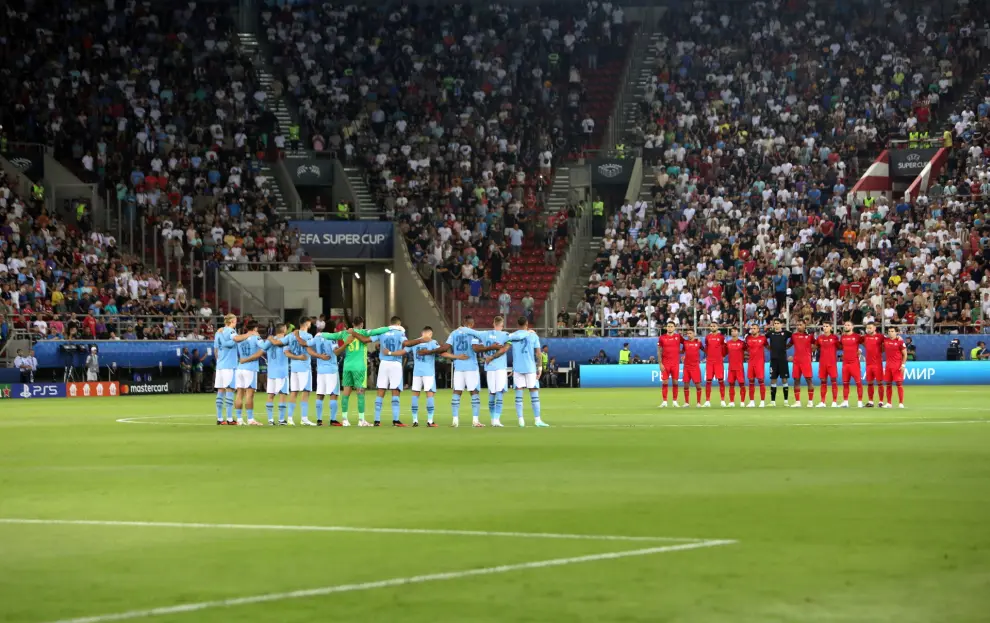 Piraeus (Greece), 16/08/2023.- The players hold a minute of silence for a fan of AEK Athens who lost his life in a hooligan dispute, before the UEFA Super Cup soccer match between Manchester City and Sevilla FC at Karaiskakis Stadium in Piraeus, Greece, 16 August 2023. (Grecia, Atenas, Pireo) EFE/EPA/PANAGIOTIS MOSCHANDREOU
