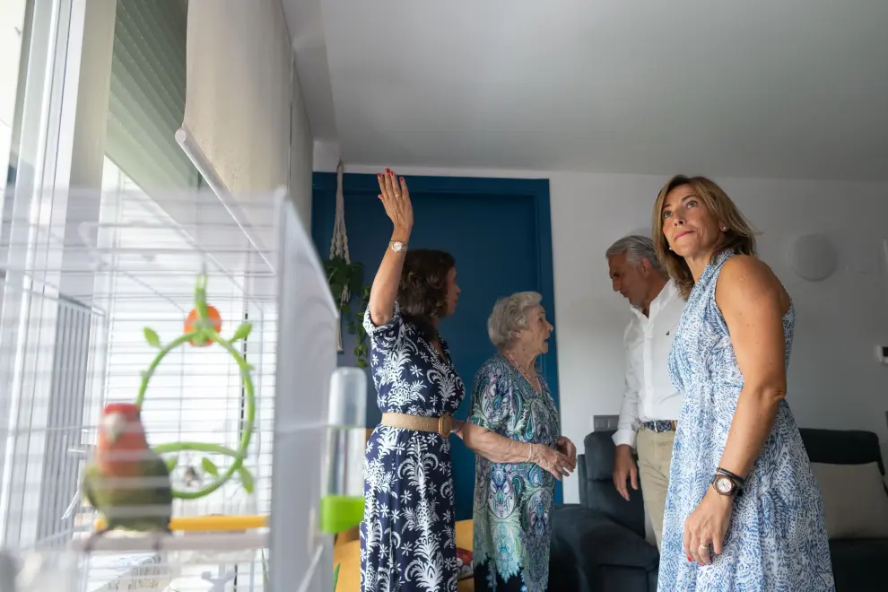 Visita de la alcaldesa Natalia Chueca a las viviendas sociales de Fray Luis Urbano de Zaragoza