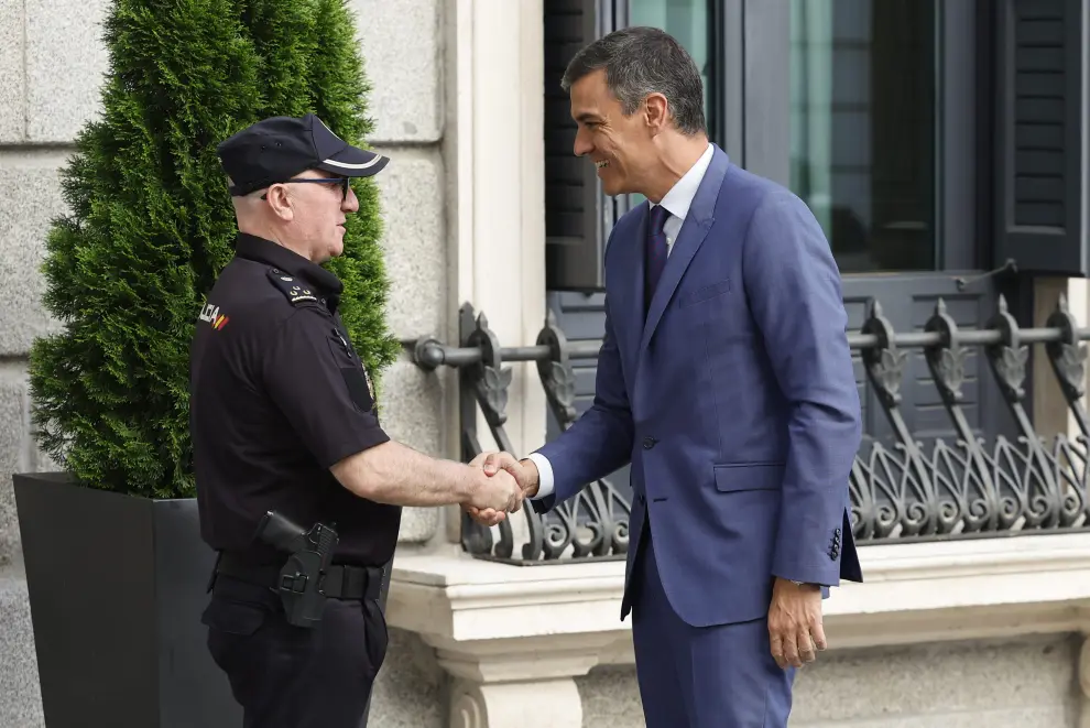 El presidente del Gobierno en funciones Pedro Sánchez, saluda a un agente de policía a su llegada este jueves al Congreso