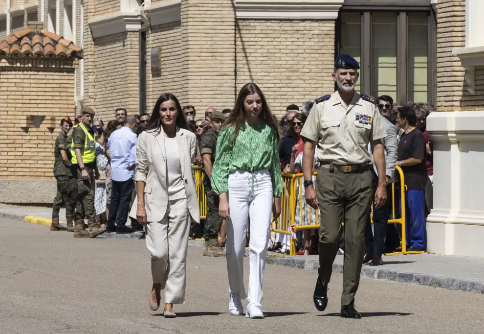 Foto de la princesa Leonor en la Academa General Militar de Zaragoza, acompañada de su hermana Sofía y los reyes, Felipe VI y Letizia