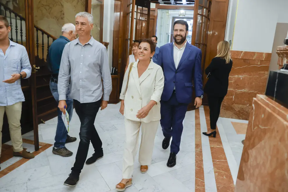 Los diputados de EH Bildu, Oskar Matute, Mertxe Aizpurua y Jon Iñarritu (i-d), a su llegada al Congreso de los Diputados