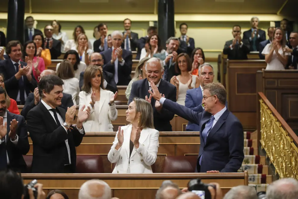 Los diputados del PP aplauden a su líder Alberto Núñez Feijóo (d) a su llegada al Congreso de los Diputados