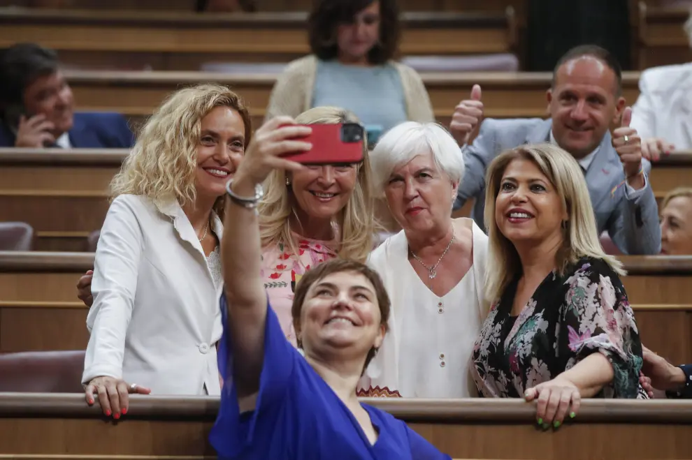 Meritxel Batet y otras diputadas se hacen un selfie este jueves en el Congreso