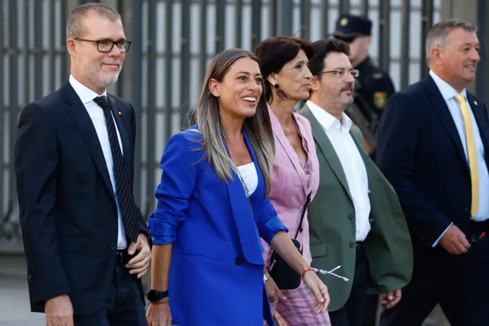 Miriam Nogueras y otros diputados de Junts llegan este jueves al Congreso