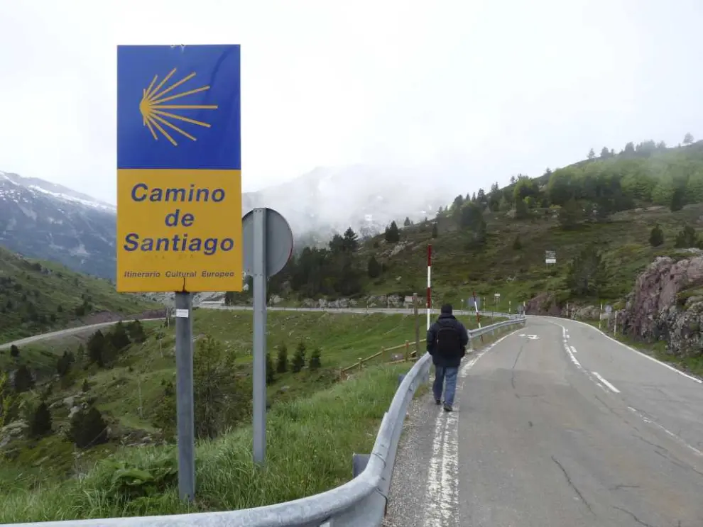 Peregrinos haciendo el Camino de Santiago a la altura de Canfranc