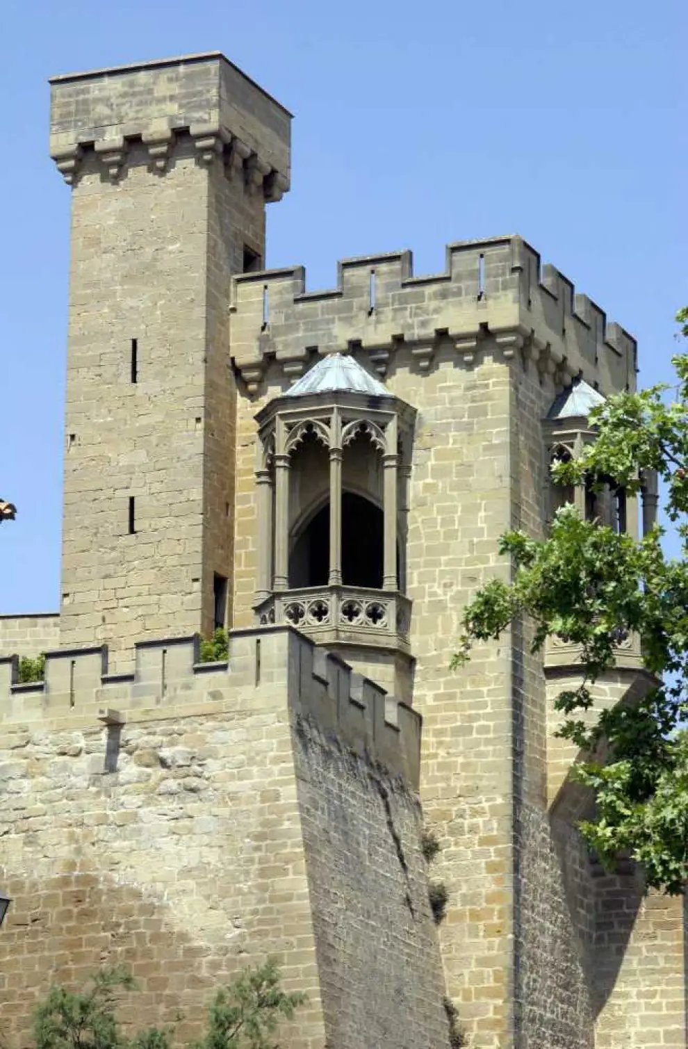 Una de las espectaculares torres del Palacio Real de Olite