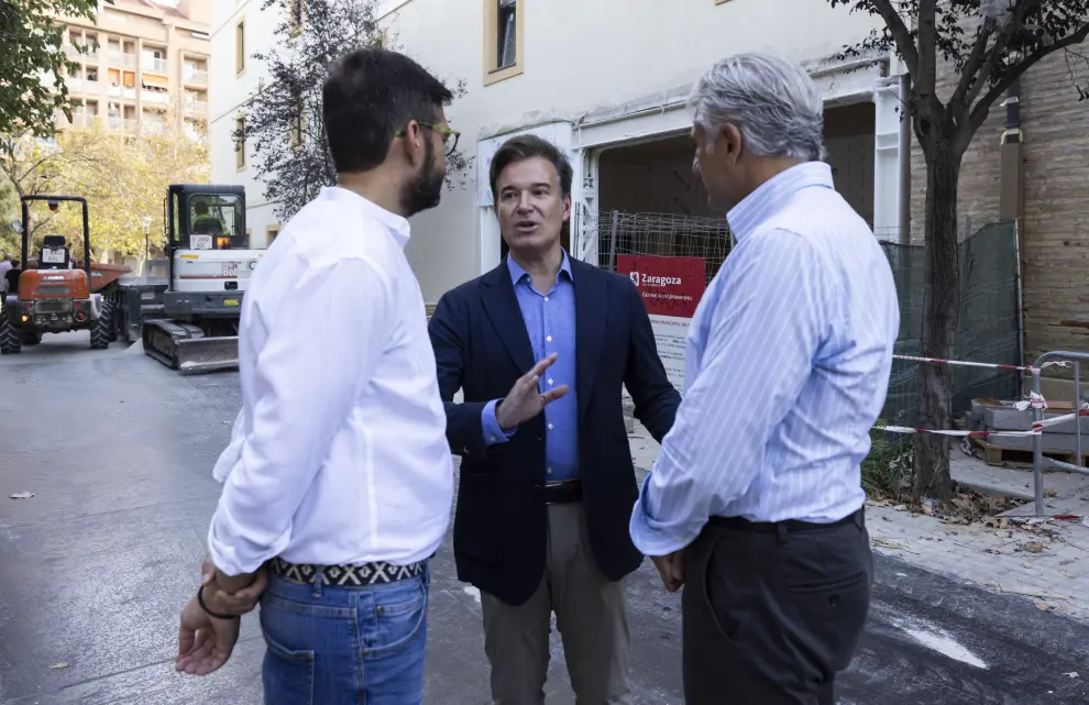 El concejal de Urbanismo, Víctor Serrano, a la izquierda, en su visita este viernes al barrio de Zamoray Pignatelli