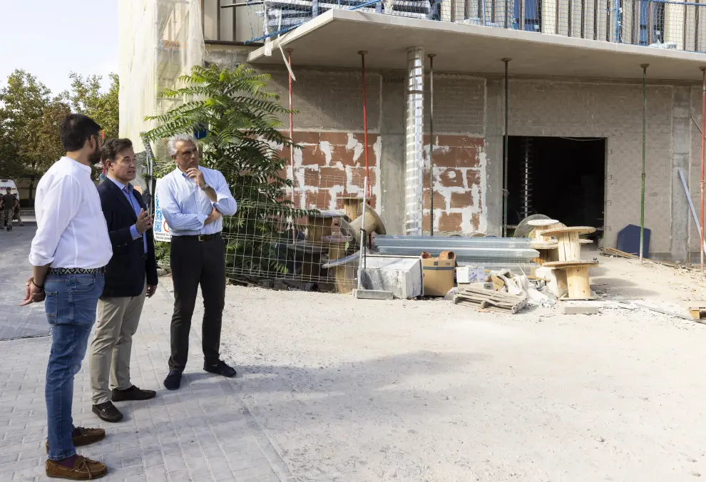 El concejal de Urbanismo, Víctor Serrano, a la izquierda, en su visita al barrio de Zamoray Pignatelli