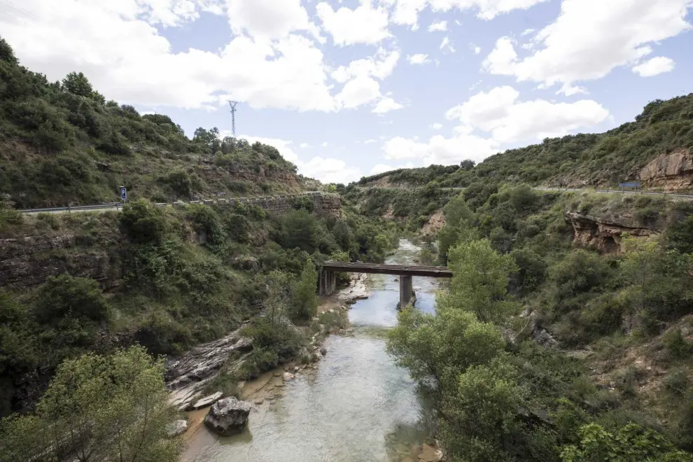El río Alcanadre se abre paso en el término, y la naturaleza se expresa en sus orillas