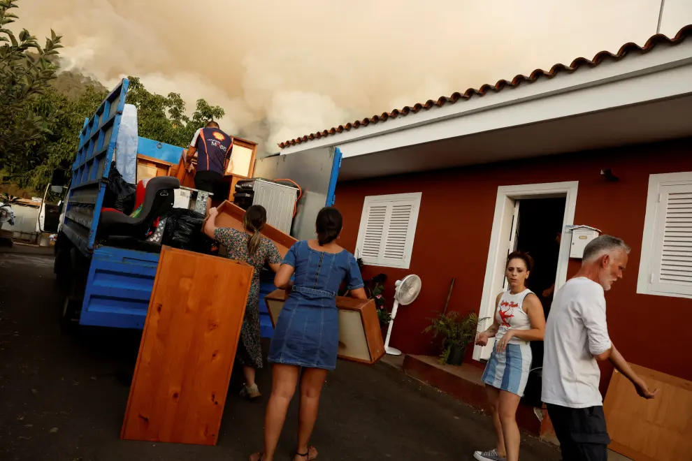 Residents of the town of Aguamansa remove the important items from their house, due to the proximity of wildfires raging out of control on the island of Tenerife, Canary Islands, Spain August 17, 2023. REUTERS/Borja Suarez     TPX IMAGES OF THE DAY