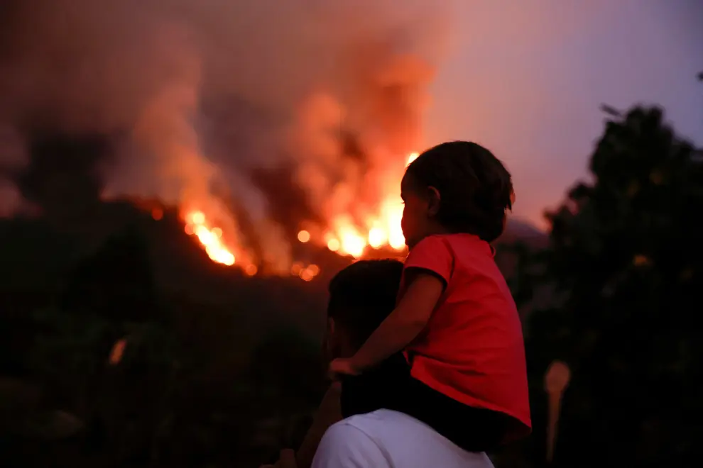 Residents of the town of Aguamansa watch the wildfires rage out of control on the island of Tenerife, Canary Islands, Spain August 17, 2023. REUTERS/Borja Suarez REFILE - QUALITY REPEAT
