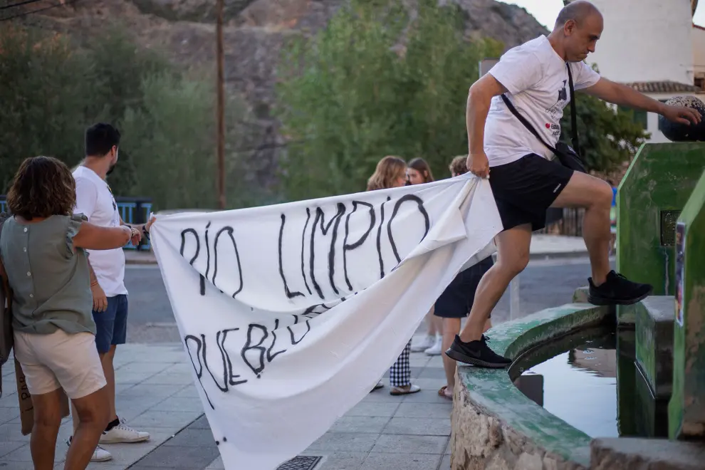 Vecinos de la localidad de Embid de Ariza se concentraron en la plaza Mayor bajo el lema 'Por un Argadir limpio, cuidado y sostenible'.