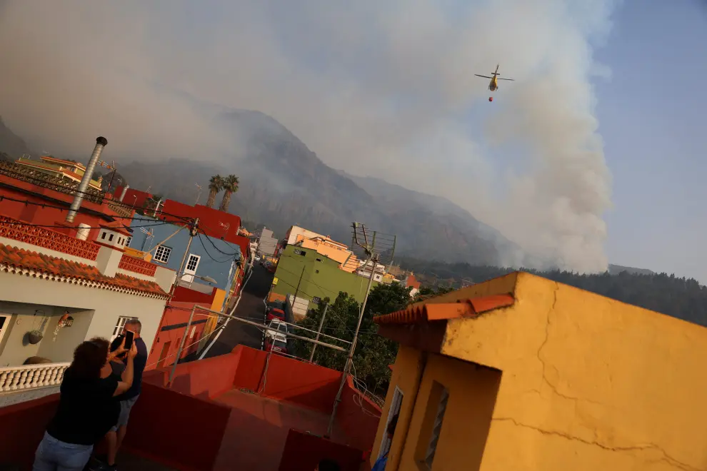 A firefighting helicopter flies over Aguamansa, as wildfires rage out of control on the island of Tenerife, Canary Islands, Spain August 18, 2023. REUTERS/Nacho Doce EUROPE-WEATHER/SPAIN-WILDFIRES