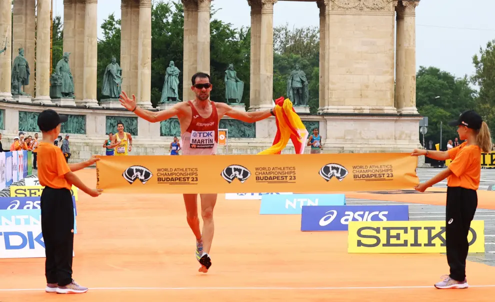 Athletics - World Athletics Championship - Men's 20 km Race Walk - Budapest, Hungary - August 19, 2023 Spain's Alvaro Martin celebrates after winning the men's 20 km race walk REUTERS/Bernadett Szabo ATHLETICS-WORLD/