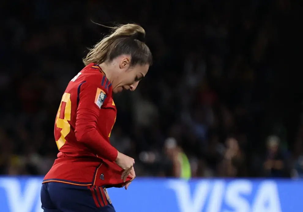 España adelanta en el marcador a Inglaterra en la primera parte de la final del Mundial de fútbol.