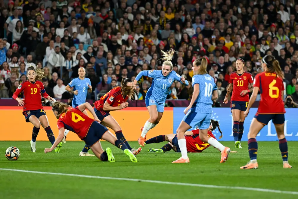 España adelanta en el marcador a Inglaterra en la primera parte de la final del Mundial de fútbol.