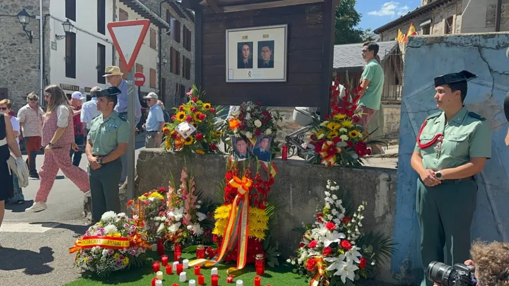 Familiares de Irene Fernández y José Ángel de Jesús, vecinos y autoridades civiles y de la Guardia Civil han vuelto a rendir homenaje a los dos guardias asesinados por ETA en Sallent de Gállego hace 23 años.