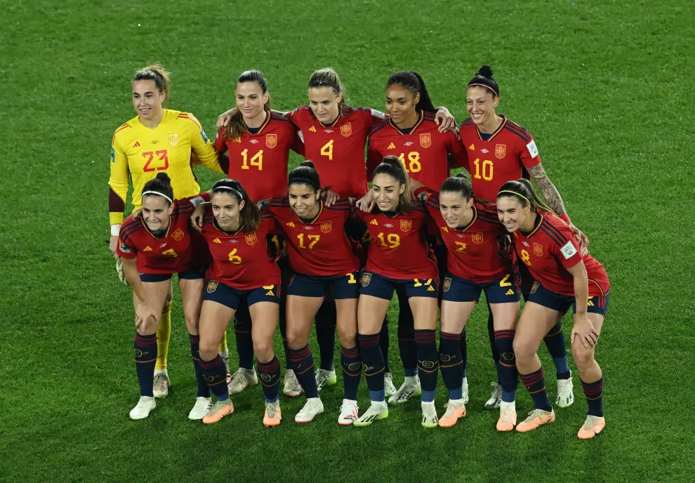 Las jugadoras de la selección española comienzan el partido de la final de la Copa del Mundo contra Inglaterra.