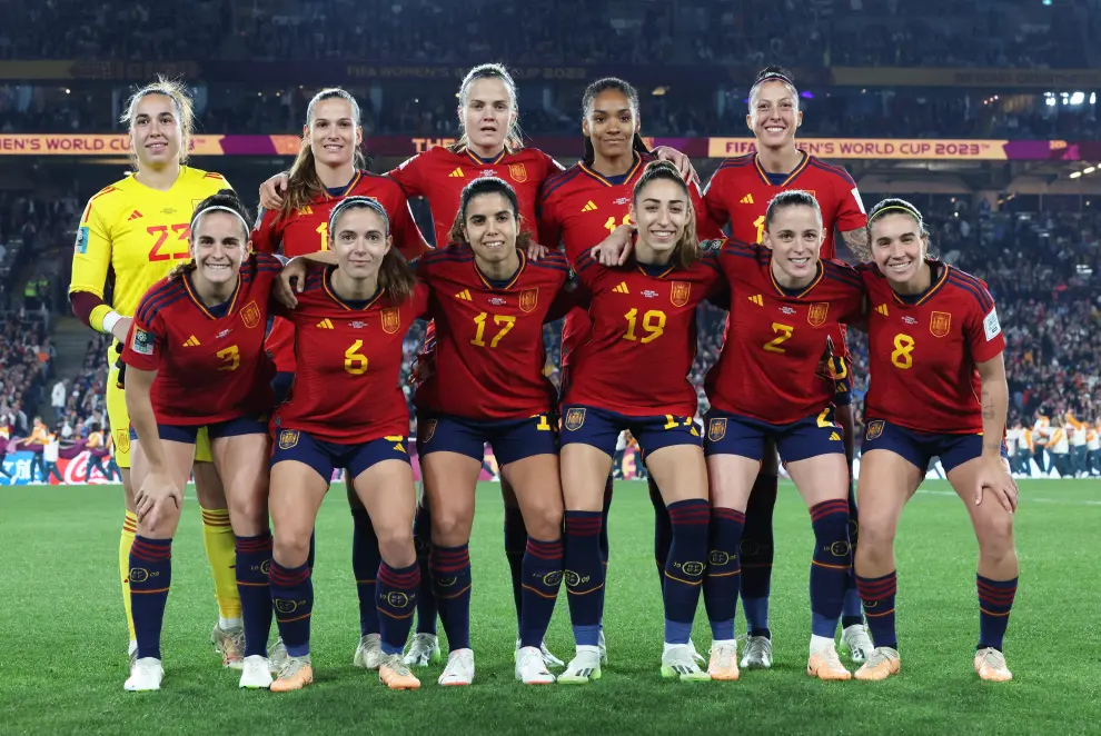Las jugadoras de la selección española comienzan el partido de la final de la Copa del Mundo contra Inglaterra.