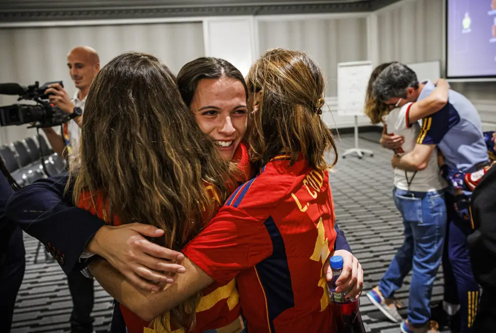 Los familiares de las jugadoras de la selección española se encuentran con ellas antes de la final del Mundial de fútbol.