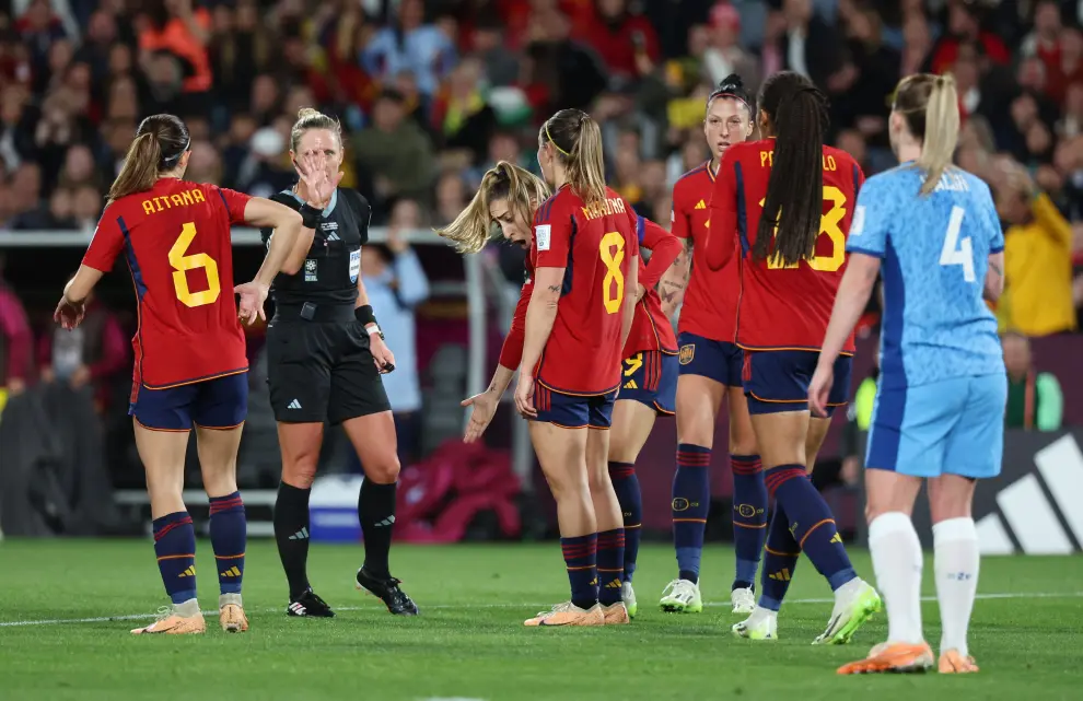 Penalti en la segunda parte de la final del Mundial de Fútbol: España-Inglaterra.